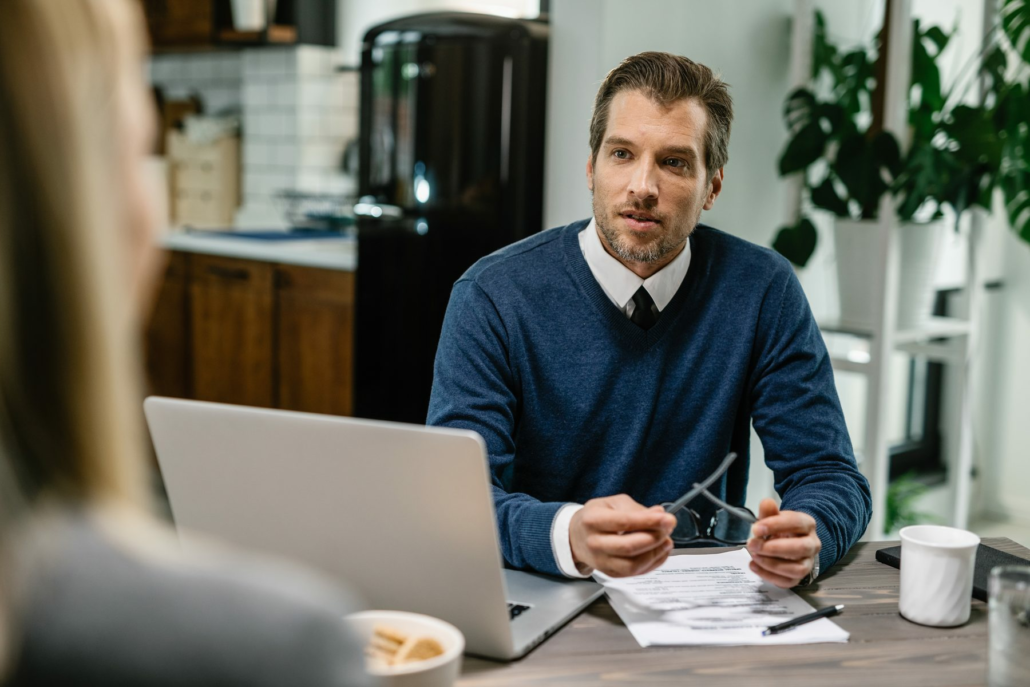 Un courtier mène un entretien de conseil face à son client.